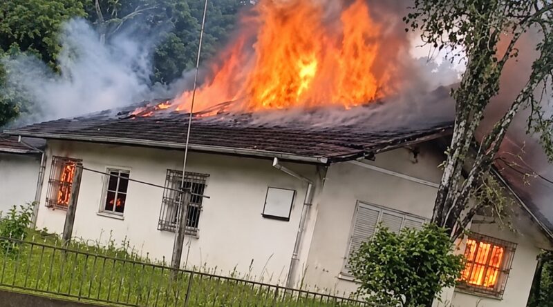 Incêndio toma conta de residência na Itoupava Central, em Blumenau