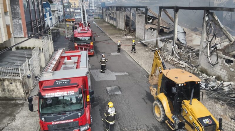 Incêndio de grandes proporções mobiliza 60 bombeiros em São José