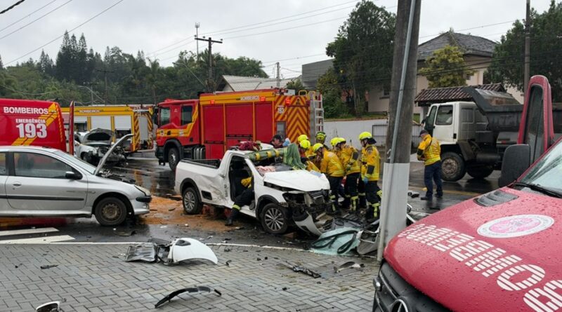 Colisão entre três veículos deixa motorista preso às ferragens em Blumenau
