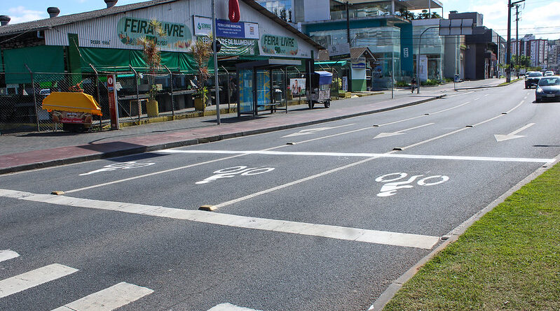 Áreas de espera para motociclistas são sinalizadas em 12 cruzamentos da cidade
