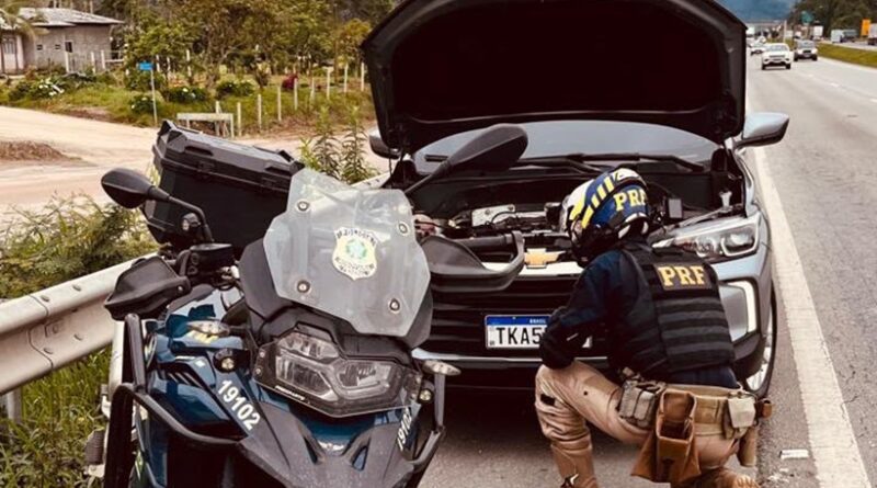 PRF recupera veículo clonado com registro de furto e prende motorista na BR-470, em Navegantes